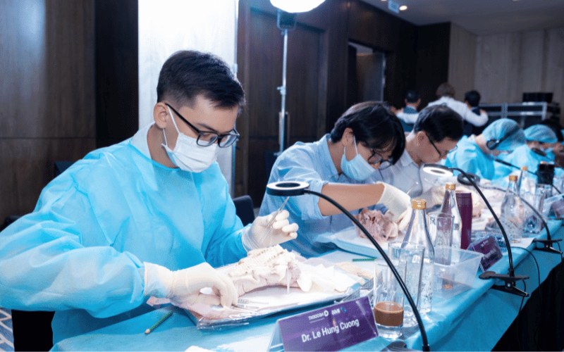 Bác sĩ Lê Hùng Cường thực hành kỹ thuật quản trị mô mềm quanh Implant trong khóa học chuyên sâu