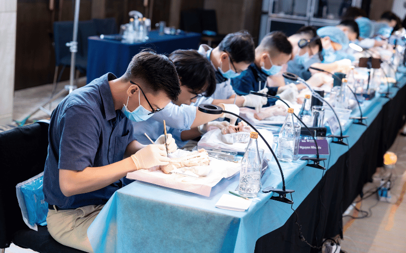 Bác sĩ Nha khoa Kim Xuân thực hành kỹ thuật quản trị mô mềm quanh Implant trong khóa học chuyên sâu